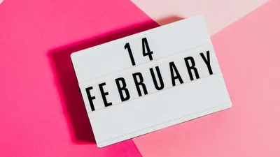 Романтическая открытка в день влюбленных 14 февраля с ярким  красно-оранжевым сердцем и парой на фоне заката - шаблон для скачивания |  Flyvi