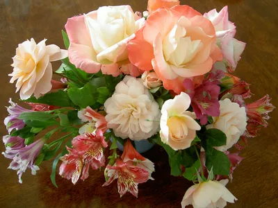 Скачать 2048x1536 розы, лилии, цветы, букет, композиция, ваза обои, картинки