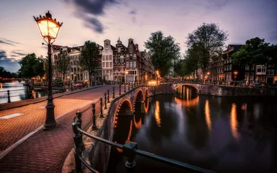 Обои на рабочий стол Мост через канал в городе Амстердам / Amsterdam,  Нидерланды / Netherlands, обои для рабочего стола, скачать обои, обои  бесплатно