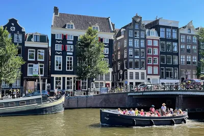 Картинки Амстердам Нидерланды Водный канал Речные суда Лодки ночью