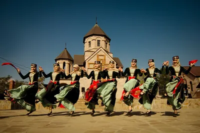 Красивые армянские балерины исполняют традиционные танцы Редакционное Фото  - изображение насчитывающей наконечников, пряник: 164818096