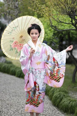 Красивые девушки в традиционных нарядах мира фото