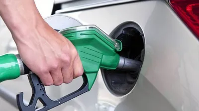 Цена бензина на бирже снизилась до минимума с мая - Ведомости