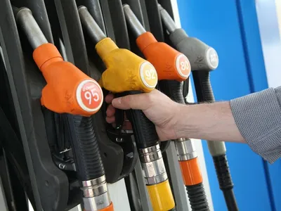 Почему нельзя заливать полный бак бензина: плюсы и минусы полной заправки  бензобака автомобиля