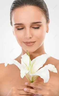 Девушка радуется за букетом белых цветов. Объятия брюнетки обнюхивают букет  цветов и от своего возлюбленного. Хороший подарок Стоковое Изображение -  изображение насчитывающей международно, радостно: 171282497