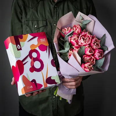 Тюльпаны с мимозами в коробке - 81 шт. за 24 990 руб. | Бесплатная доставка  цветов по Москве