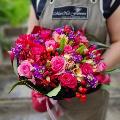 Купить цветы Букет Букет в шляпной коробке из роз и эвкалипта в интернет  магазине в СПб