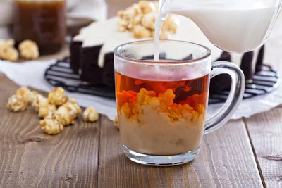 чашка чая и свечи на подоконнике осенью Стоковое Изображение - изображение  насчитывающей уютный, напитка: 229152049