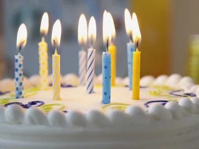 Обои на рабочий стол Зажженные свечи в виде букв на праздничном торте  (Happy Birthday / С Днем Рождения), обои для рабочего стола, скачать обои,  обои бесплатно