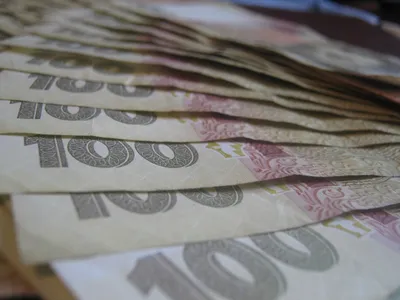 Гривны украинских бумажных денег на фоне новых денег с разбросанными  банкнотами достоинством в 20 гривен Стоковое Изображение - изображение  насчитывающей накрененный, компенсация: 210047889