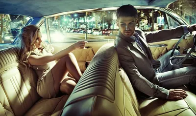 Молодой парень и девушка взрослых сидит на заднем сидении в машине Стоковое  Изображение - изображение насчитывающей день, удерживание: 186479687