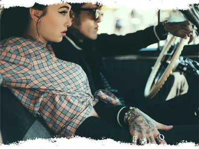 путешествие на машине молодой пары парень и девушка в клетчатых рубашках  Фото Фон И картинка для бесплатной загрузки - Pngtree