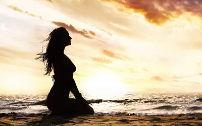 девушка на берегу моря вечером стоит. Стоковое Изображение - изображение  насчитывающей персона, свобода: 220297847