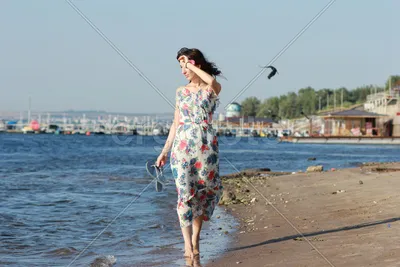 Девушка в купальнике и солнечных очках лежит на берегу моря Stock Photo |  Adobe Stock