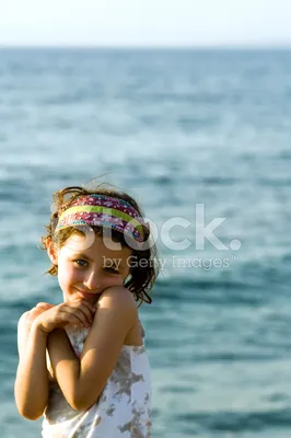 Молодая девушка на берегу моря Стоковое Фото - изображение насчитывающей  путь, взморье: 127535812