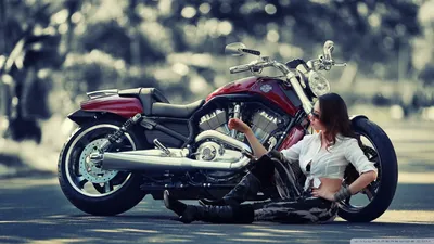 Коаствпя девушка на коасном мотоцикле - обои на телефон