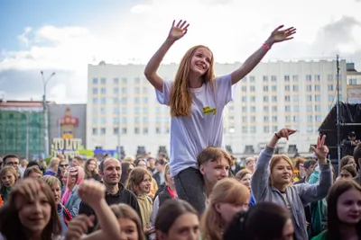 На День молодёжи омичи подпишут 500 открыток для молодых людей из новых  регионов России | 12 канал