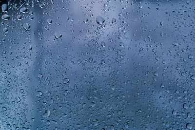Дождевые капли по стеклу окна. Черно-белая текстура фона. Облачно. Дождь.  Темные обои Стоковое Фото - изображение насчитывающей окно, стекло:  179622128