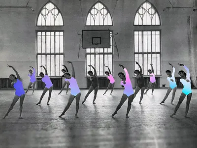 радостные юношеские движения группового танца в хореографическом классе  Стоковое Фото - изображение насчитывающей танцы, заполированность: 258663420