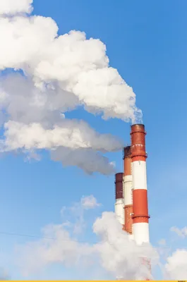 дым из трубы против синего неба Стоковое Фото - изображение насчитывающей  камин, завод: 217009230