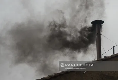 Промышленная труба и дым от нее на фоне голубого неба, тонированные. |  Премиум Фото