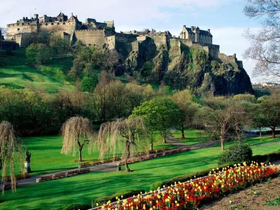 Эдинбургский замок с видом на Шотландию - онлайн-пазл