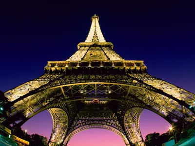 Обои на рабочий стол Эйфелева башня, Париж, Франция / Eiffel tower, Paris,  France, на фоне синего неба, обои для рабочего стола, скачать обои, обои  бесплатно