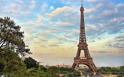 Обои на рабочий стол Эйфелева башня / Eiffel Tower на фоне облачного неба,  Франция / France, обои для рабочего стола, скачать обои, обои бесплатно