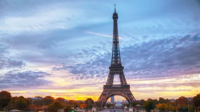 Красивая Эйфелева башня в Париже - обои на телефон
