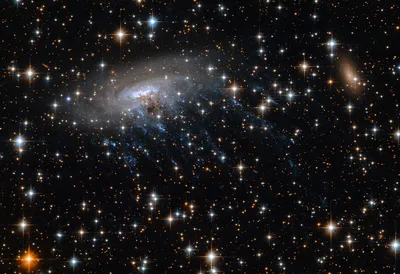 Спиральная галактика NGC 4654 имеет свои секреты - телескоп Хаббл сделал ее  снимок - фото
