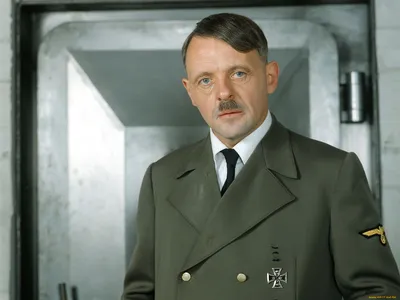 Карликовый Адольф Гитлер на выставке \"дегенеративного искусства\" /  историческое фото :: Гитлер :: фото / смешные картинки и другие приколы:  комиксы, гиф анимация, видео, лучший интеллектуальный юмор.