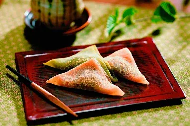 Как и другие японские сладости, моти существенно отличаются по вкусу от  традиционных европейских десертов Нежная оболочка из заварного… | Instagram