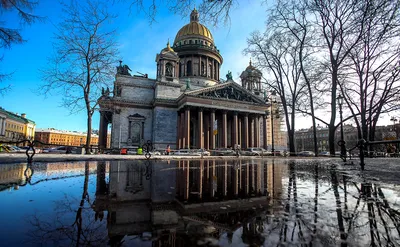 Исаакиевский собор побелел из-за оттепели в Петербурге