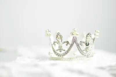 Карнавальная корона «Король» на резинке, цвета МИКС купить в Чите Короны в  интернет-магазине Чита.дети (9668358)