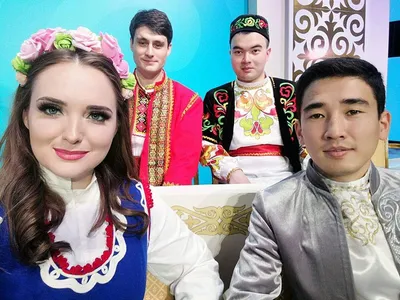 Казахи в национальном платье с флагом Иллюстрация вектора - иллюстрации  насчитывающей характер, девушка: 122372764