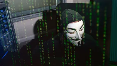 Хакер с компьютерами на столе Стоковое Фото - изображение насчитывающей  код, хакер: 58873826