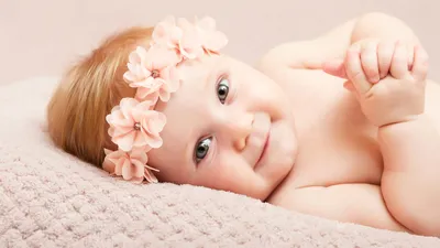 Картинка грудной ребёнок Улыбка красивый Дети Руки смотрит 3840x2160