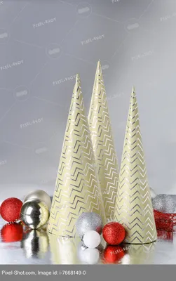Красивые новогодние дизайнерские рисунки-оригиналы, сделанные вручную на  рождественском дереве, с праздничными интерьерными декор Стоковое Фото -  изображение насчитывающей праздник, вечер: 159270374
