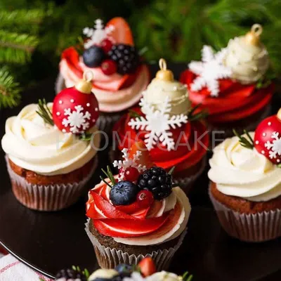 Красивые пирожные шоколада украшенные с конфетой брызгают Стоковое Фото -  изображение насчитывающей десерт, рождество: 56273986