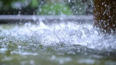 Летний красивый проливной дождь капли дождя падают в воду плещутся брызги  Фон И картинка для бесплатной загрузки - Pngtree