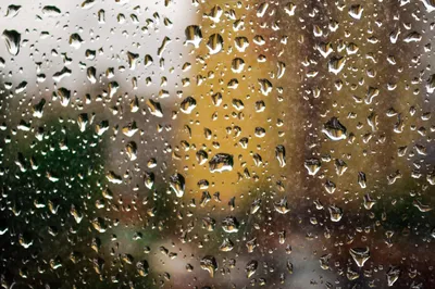 Красивые Капли Дождя На Оконном Стекле Весенняя Летняя Погода С Теплым  Дождем Стоковое Фото — стоковые фотографии и другие картинки Абстрактный -  iStock