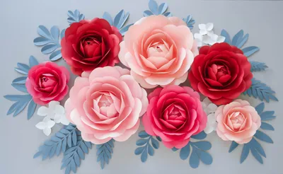 Красивые цветы разложены на деревянном столе Beautiful flowers laid out on  a wooden table Stock Photo | Adobe Stock