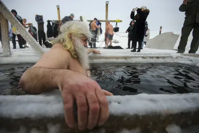 Мороз не помешал украинцам окунуться в прорубь на Крещение. Подборка ярких  фотографий | Українські Новини