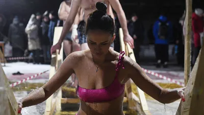 Компания \"Труд\" организовала для сотрудников купание в проруби в Крещение  Господне - IrkutskMedia.ru