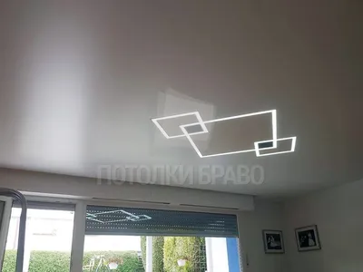 Натяжной потолок с скрытым карнизом для штор и световыми линиями
