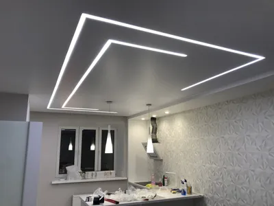 Натяжной потолок со световыми линиями в квартире-студии