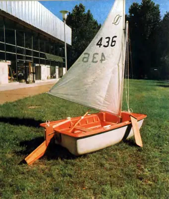 Деревянная рыбацкая лодка с парусами 5138