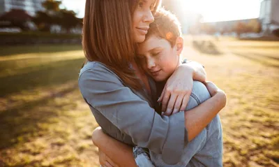 Молодая мать с ребенком на руках, застреленная на светлом фоне Стоковое  Изображение - изображение насчитывающей здорово, невиновно: 160770019