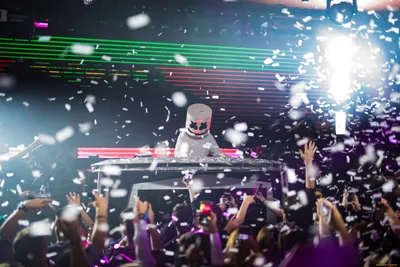 Девушка, в маске DJ Marshmello, …» — создано в Шедевруме