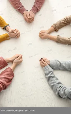 Группа молящихся людей на фоне …» — создано в Шедевруме
